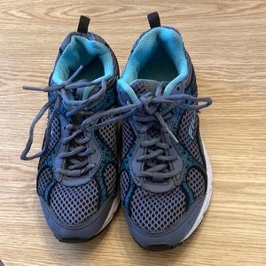 Fila Windshield preowned gray/blue running shoes; 7 1/2